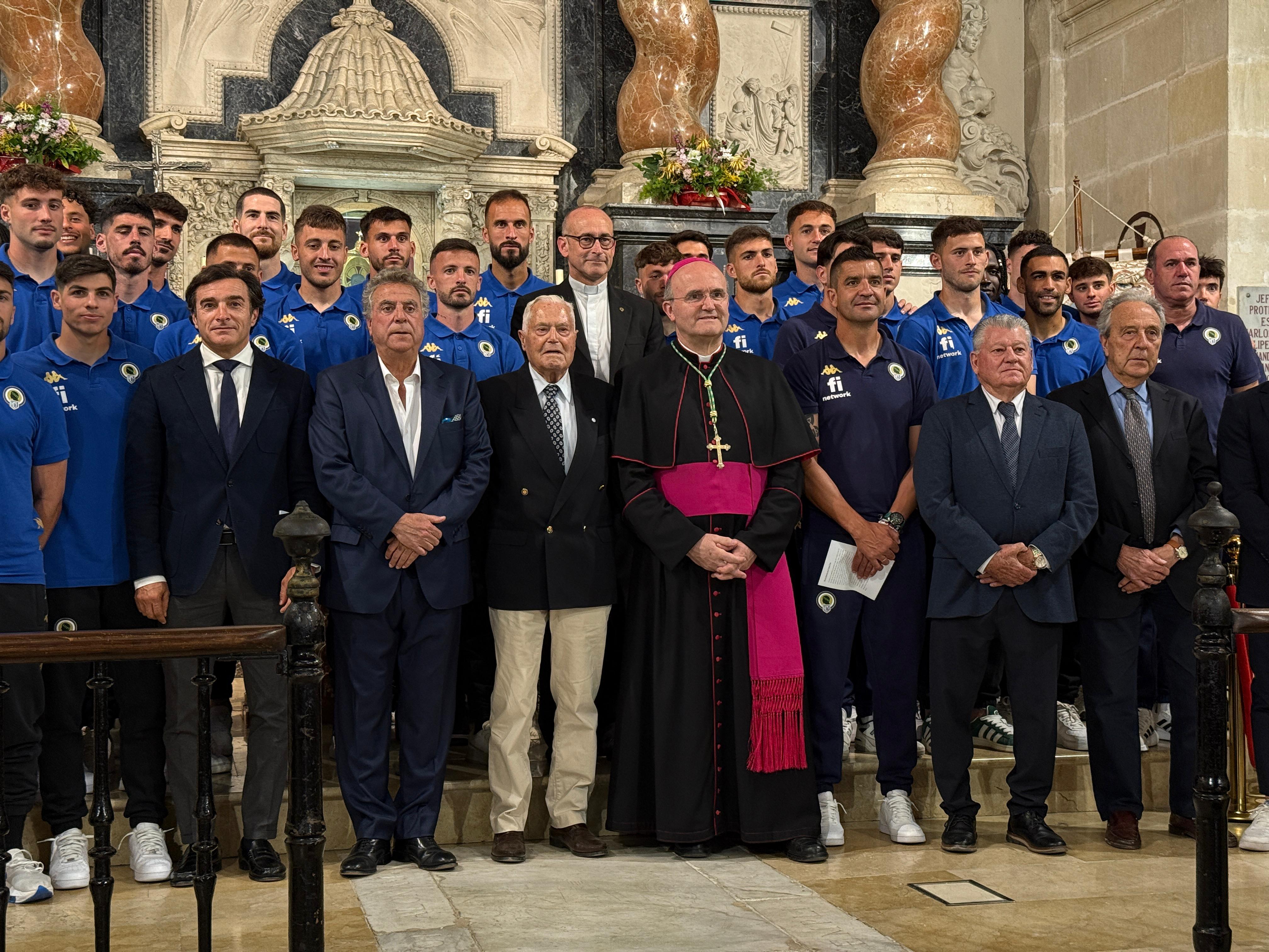 El obispo José Ignacio Munilla y el máximo accionista del Hércules, Enrique Ortiz, también participaron en la ofrenda a la Santa Faz