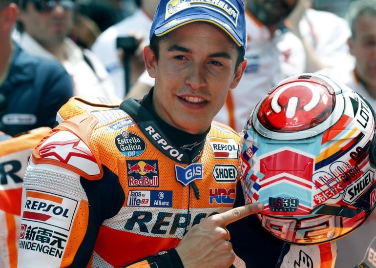 El piloto español MotoGP, Marc Marquez, del equipo Honda Repsol, celebra la consecución del mejor tiempo de su categoria señalando un adhesivo con el número 39