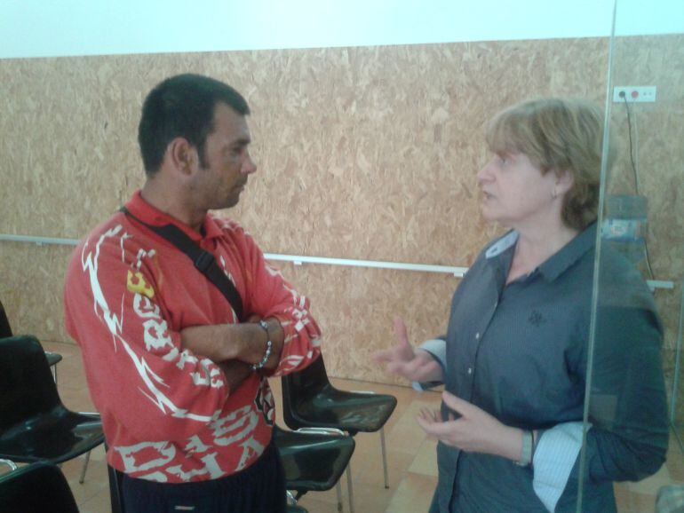 Un temporer arribat a Lleida sent atès a l'Oficina Única d'atenció al temporer a l'antic convent de Santa Clara de Lleida