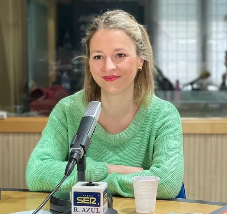 Teresa Gutiérrez en los estudios de Radio Azul