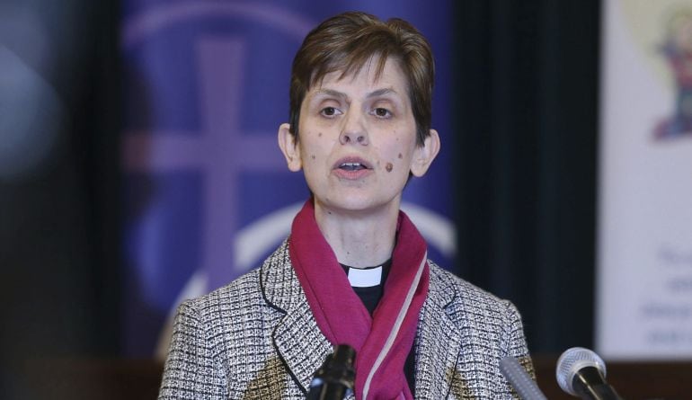 La reverenda Libby Lane, pronuncia su discurso en el ayuntamiento de Stockport.