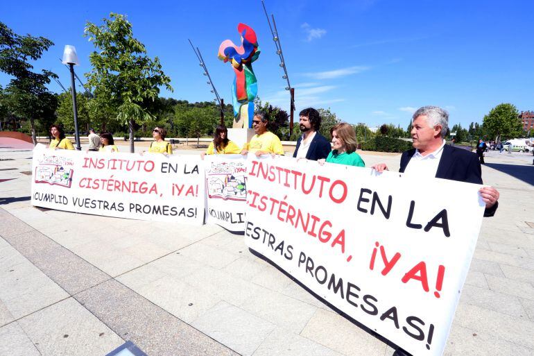 Manifestación en favor de la construcción de un instituto en La Cistérniga