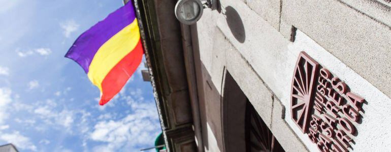 La casa Casares Quiroga con la bandera de la republica