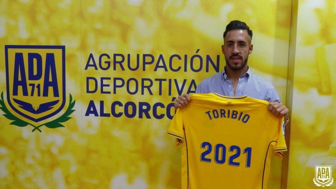 Toribio posa con la camiseta del Alcorcón