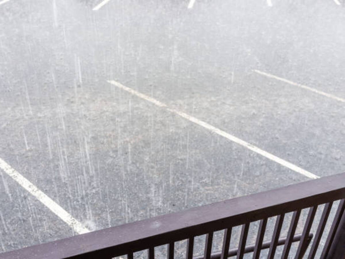 Un hombre ha caído al vacío desde el balcón de un tercer piso en La Manga