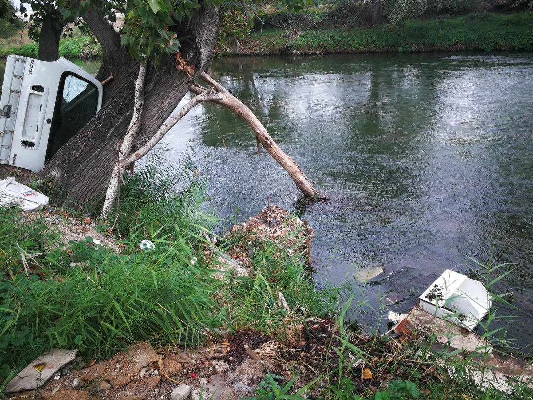 Lavadoras, restos de vehículos desguazados y escombros en general salpican las riberas del río Manzanares a su paso por Getafe.