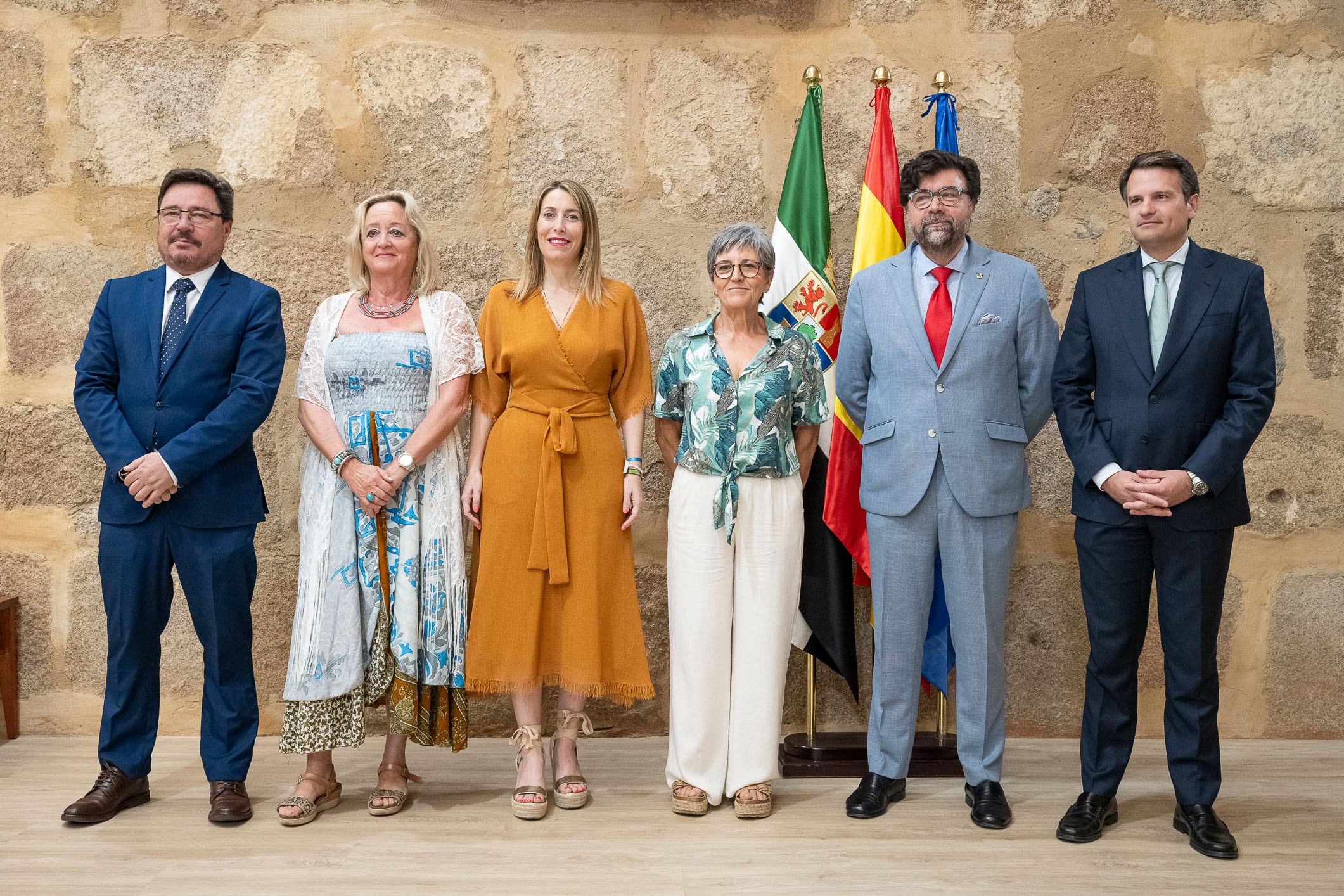 De izquierda a derecha: el consejero de Economía, Guillermo Santamaría; la secretaria general de CCOO Extremadura, Encarna Chacón; la presidenta de la Junta de Extremadura, María Guardiola; la secretaria general de UGT Extremadura, Patrocinio Sánchez; el secretario general de la Creex, Javier Peinado y el consejero de Presidencia, Abel Bautista