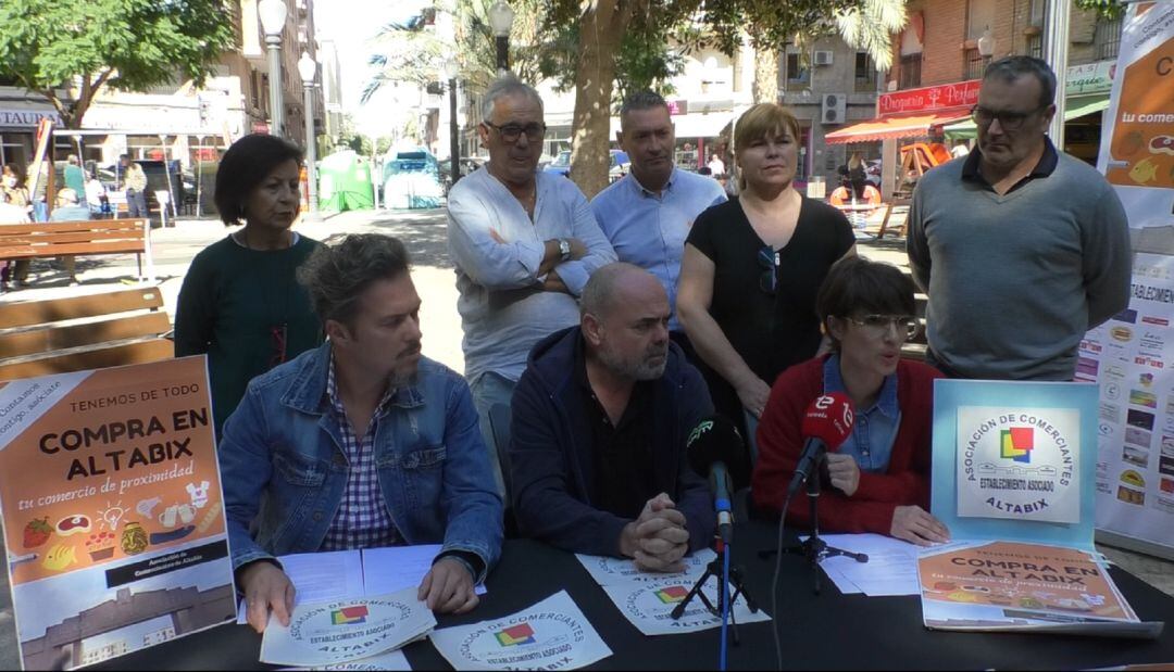 Representantes de la Asociación de Comerciantes de Altabix
