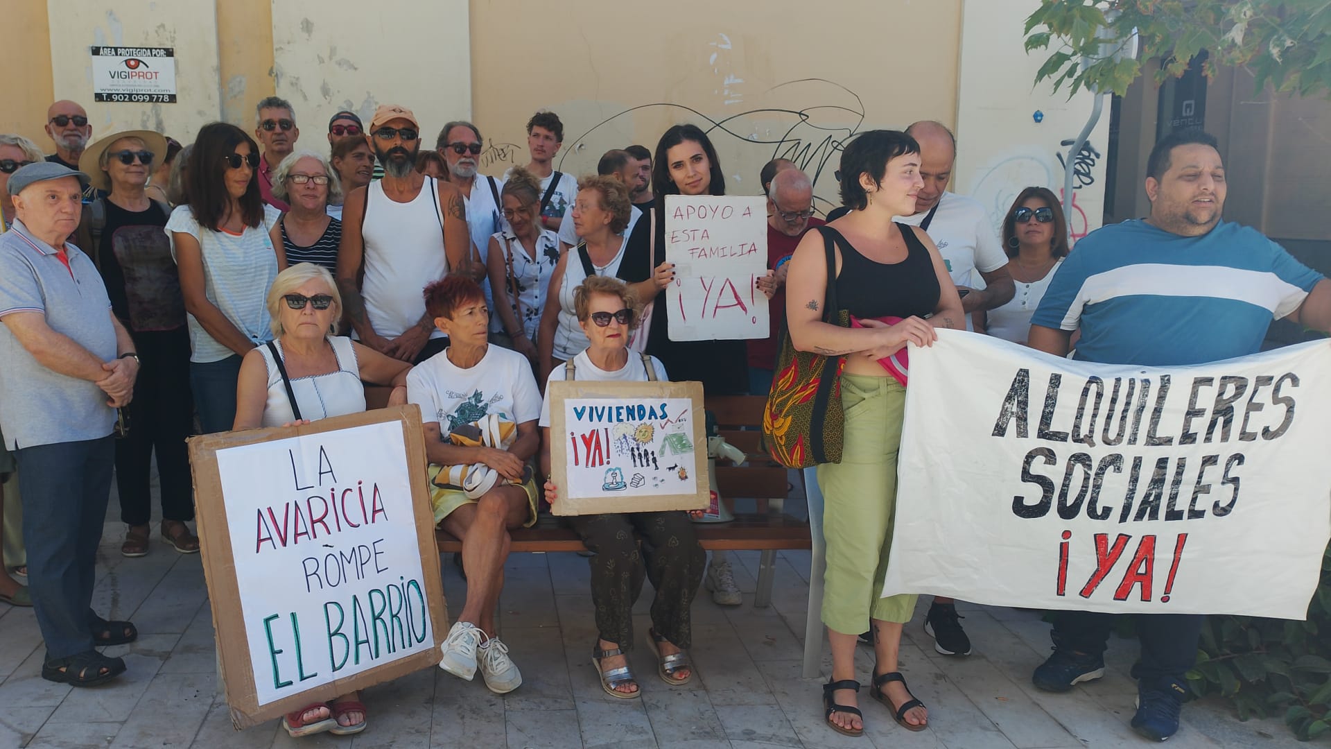 Colectivos sociales contra los desahucios se concentran ante la concejalía de Bienestar Social del Ayuntamiento de Alicante y en apoyo de Jan