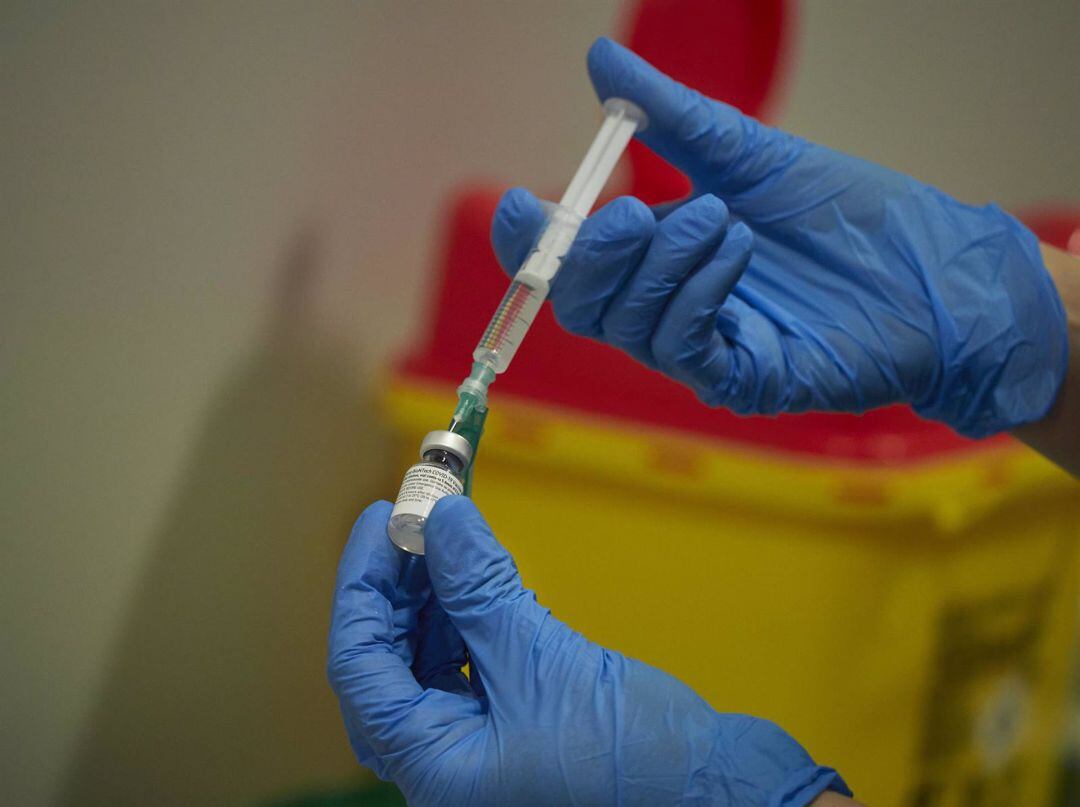 Un sanitario con una dosis de la vacuna contra el Covid