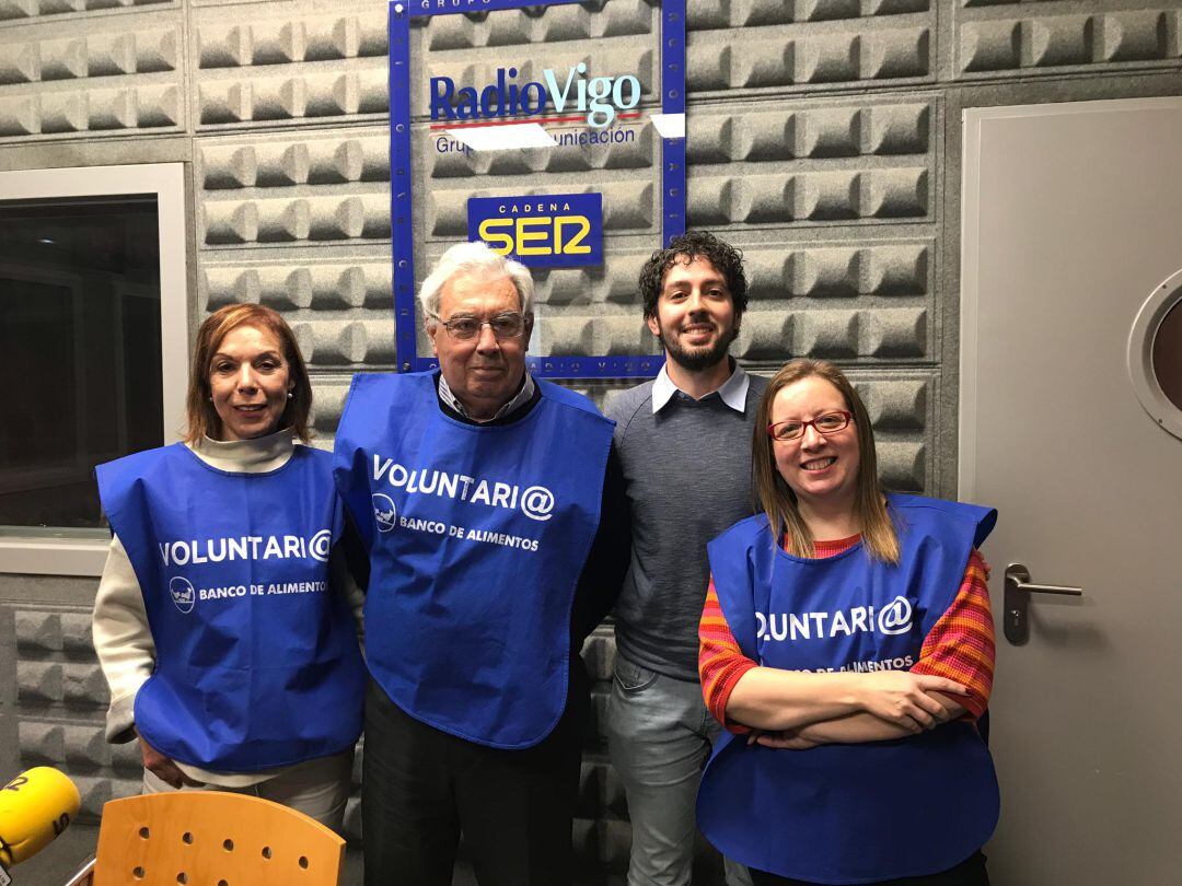 Rosa Cameselle, Pedro Pereira y Ruth Villar del Banco de Alimentos en los estudios de Radio Vigo.