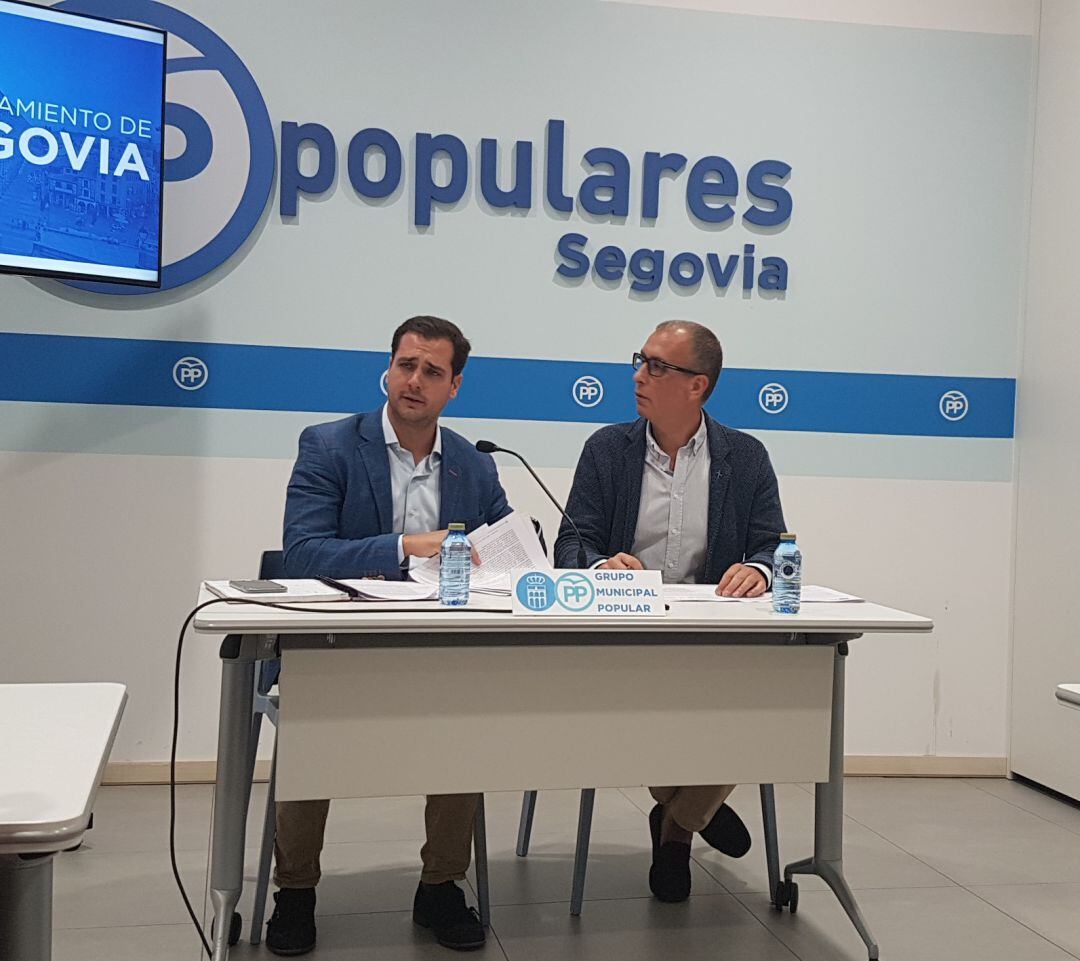 Pablo Pérez y José Luis Huertas durante su comparecencia a los medios para presentar las mociones a presentar en el Pleno