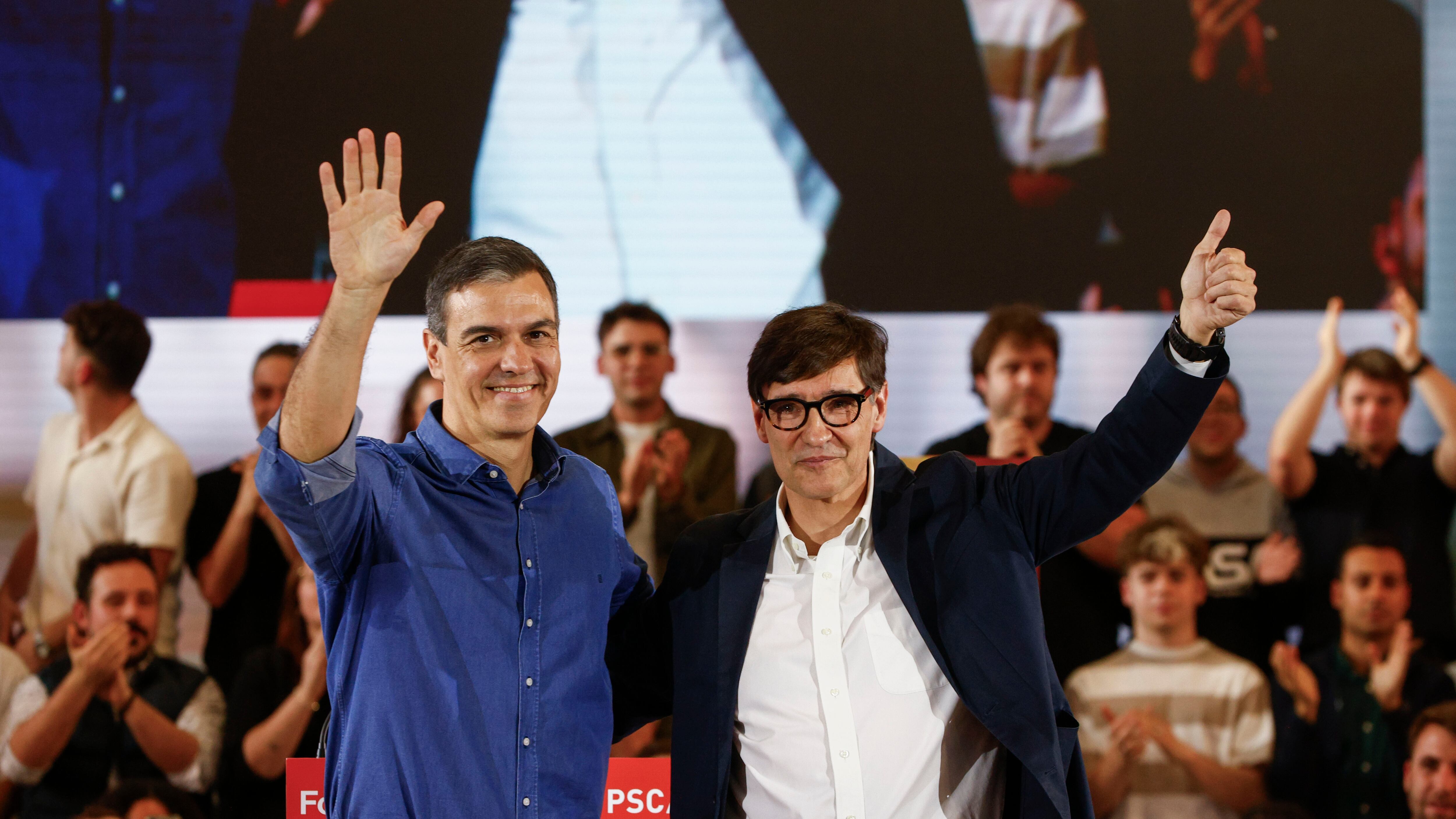 SANT BOI DE LLOBREGAT (BARCELONA), 02/05/2024.- El president del Govern, Pedro Sánchez, i el candidat del Partit Socialista de Catalunya (PSC)  Salvador Illa a un acte electoral aquest dijous a Sant Boi (Barcelona). EFE/ Quique García