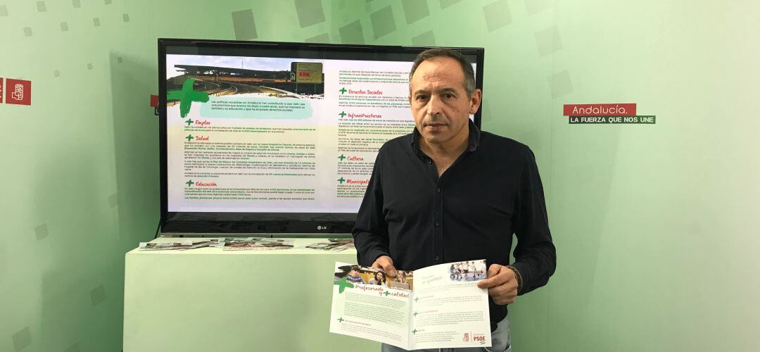 El parlamentario socialista, Jacinto Viedma, en la sede del PSOE de Jaén.