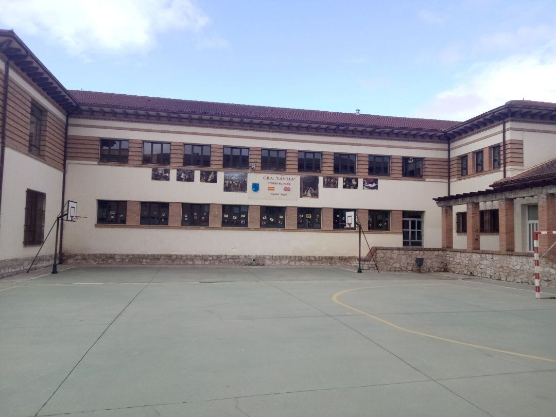 Fachada del colegio con algunos cuadros de Velázquez