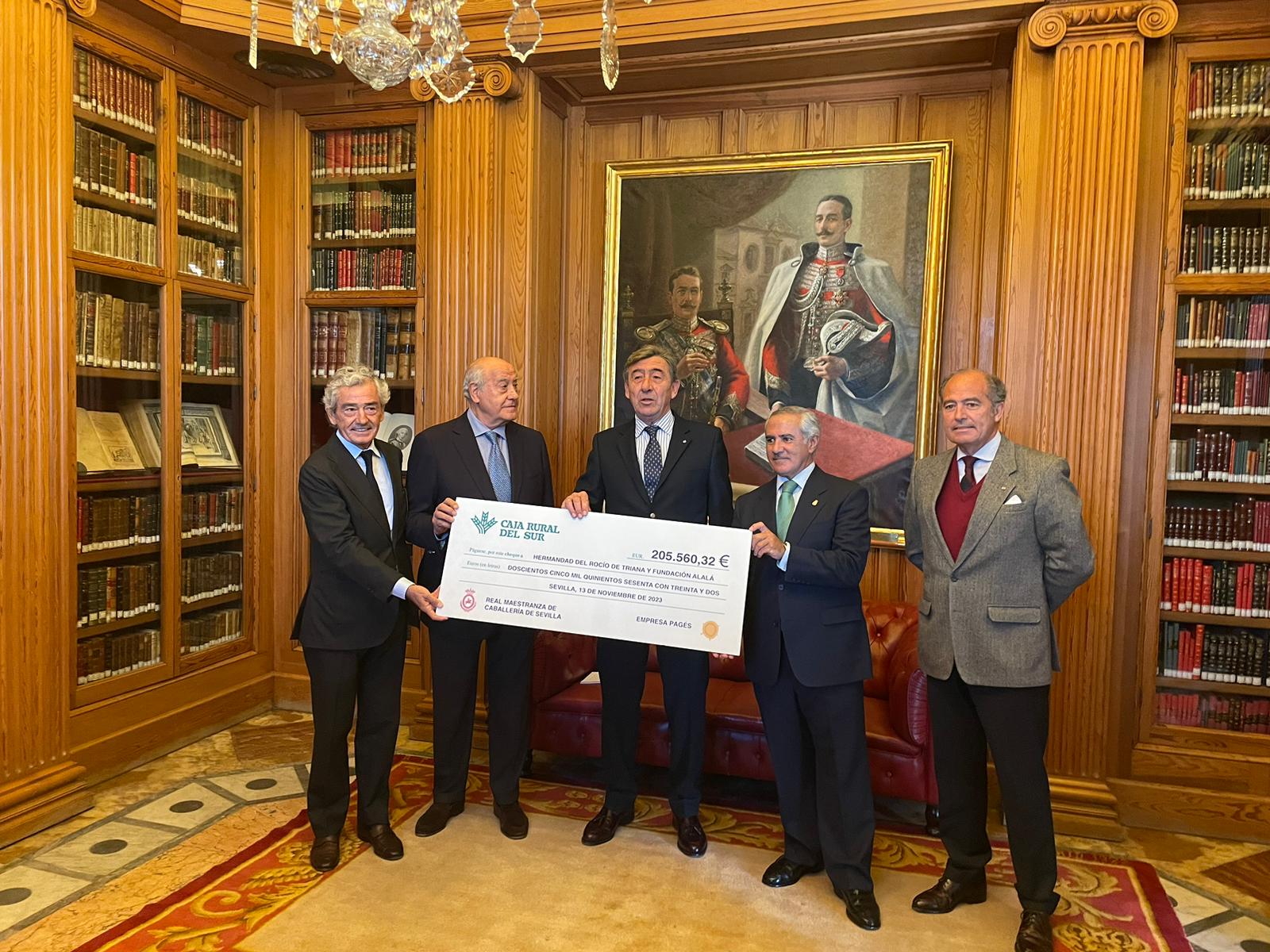 De izquierda a derecha, José María Pacheco, presidente de la Fundación Alalá; el empresario de Pagés, Ramón Valencia; Santiago León Domecq, teniente de hermano mayor de la Real Maestranza; Federico Flores, hermano mayor del Rocío de Triana; y Luis Manuel Halcón Guardiola, diputado de Plaza en la Real Corporación