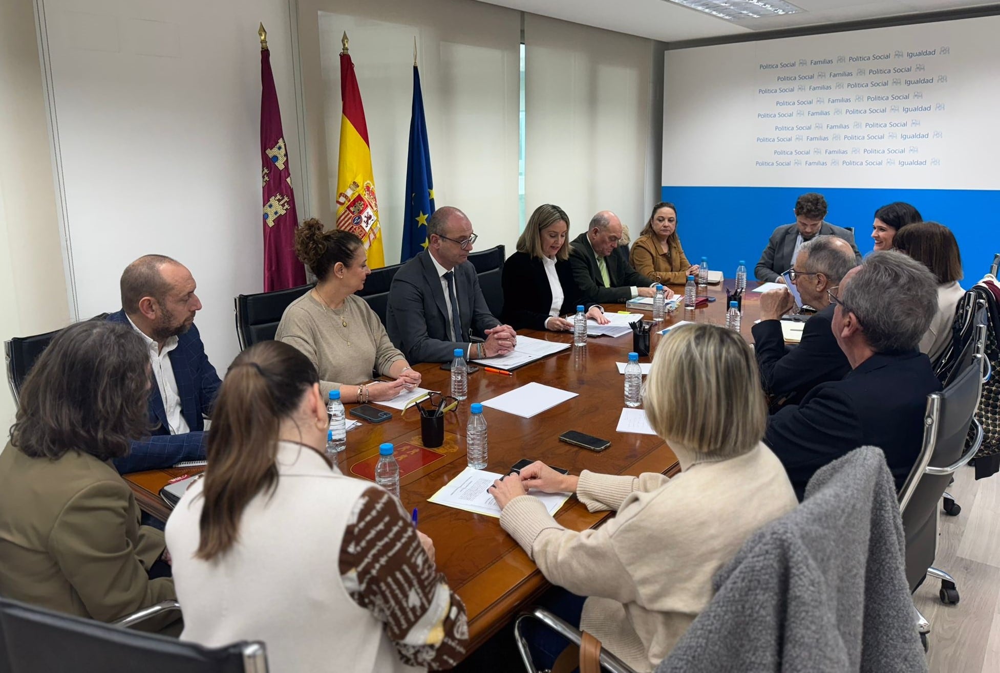 La consejera de Política Social, Familias e Igualdad, Conchita Ruiz, y el consejero de Educación y Formación Profesional, Víctor Marín, durante la Comisión Regional de Atención Temprana.