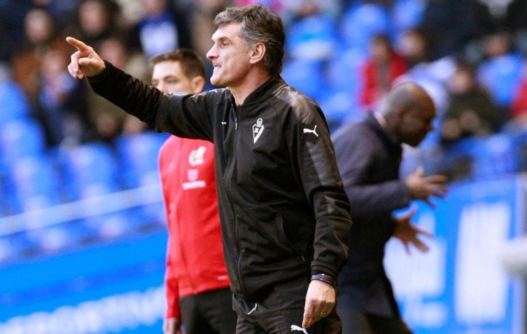 Mendilibar da indicaciones en el último partido del Eibar en Riazor