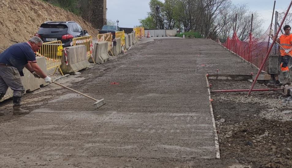 Obras que se realizan para recuperar la carretera de acceso a la Villa Medieval de Aínsa