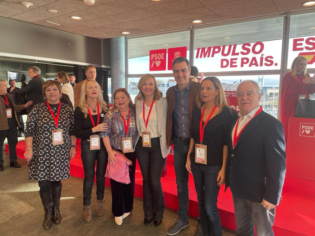 Representantes del PSOE altoaragonés junto a la ministra Pilar Alegría y el presidente del Gobierno Pedro Sánchez