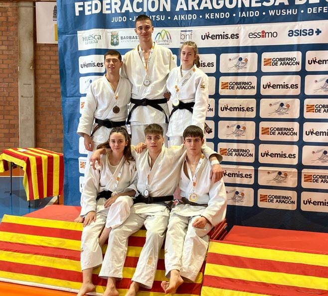 Deportistas del Club Judo Binéfar con sus medallas