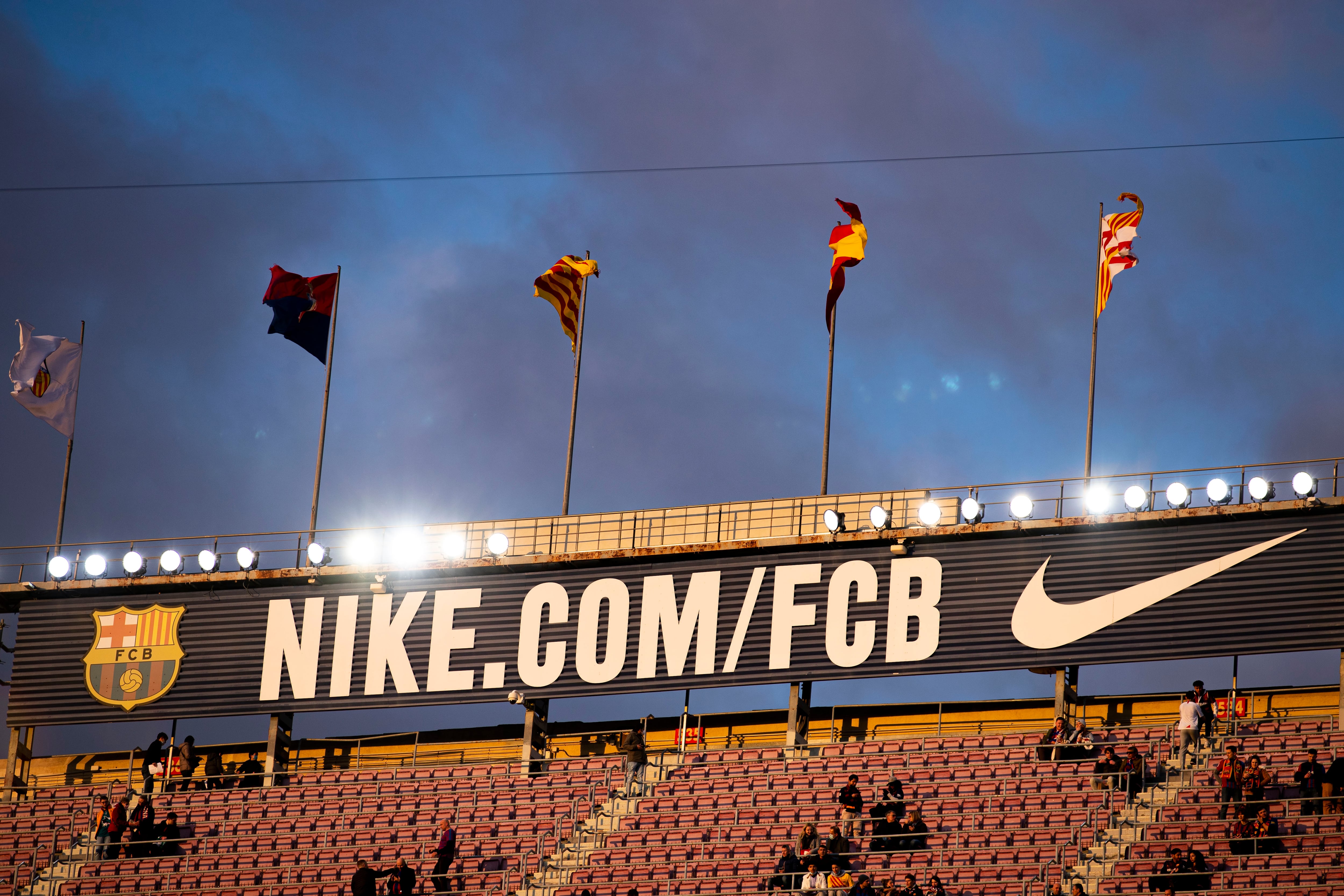 El logo de Nike luce en el Camp Nou junto al escudo del FC Barcelona