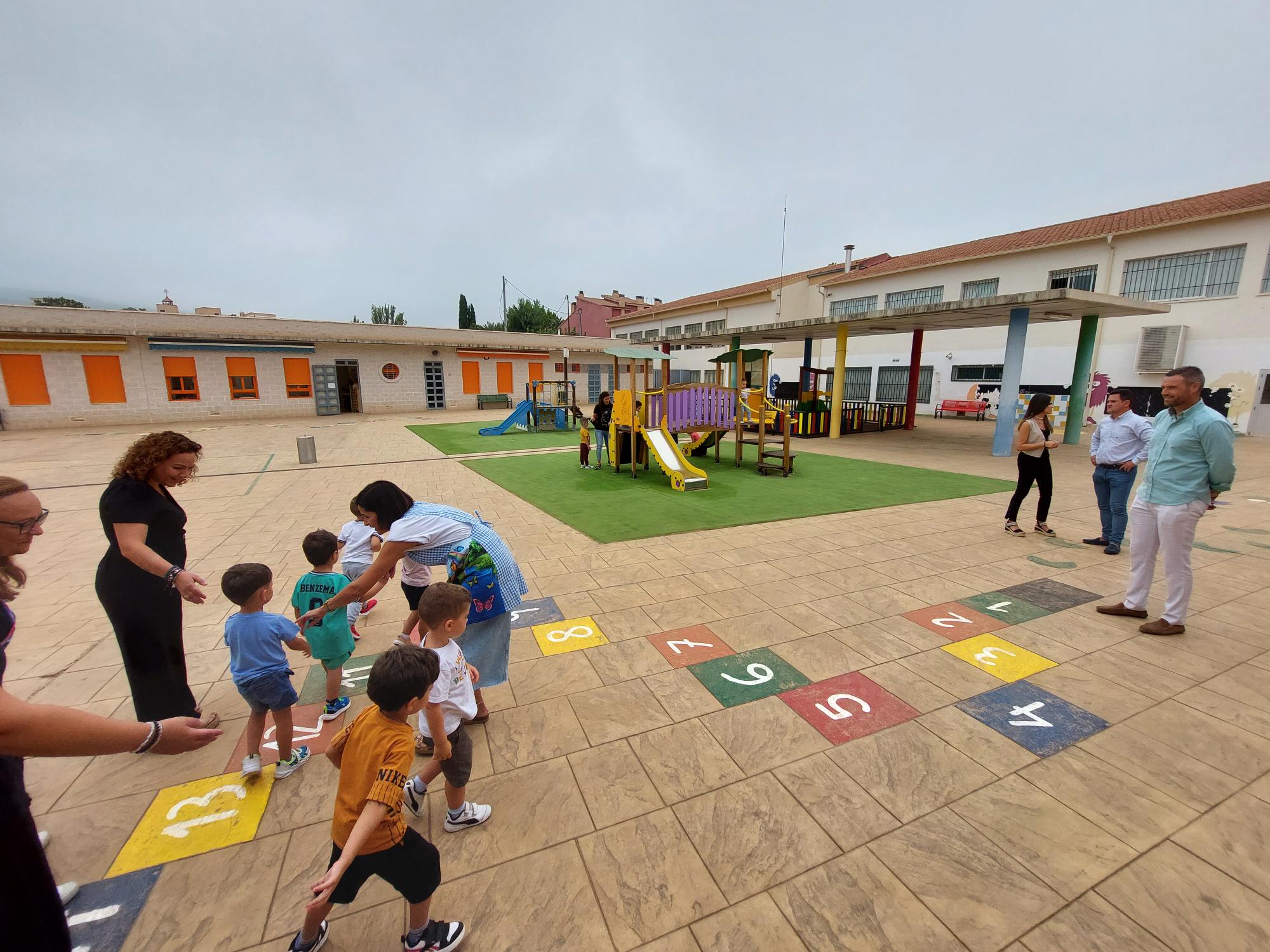 El Alcalde de Caravaca en su visital al colegio Cervantes