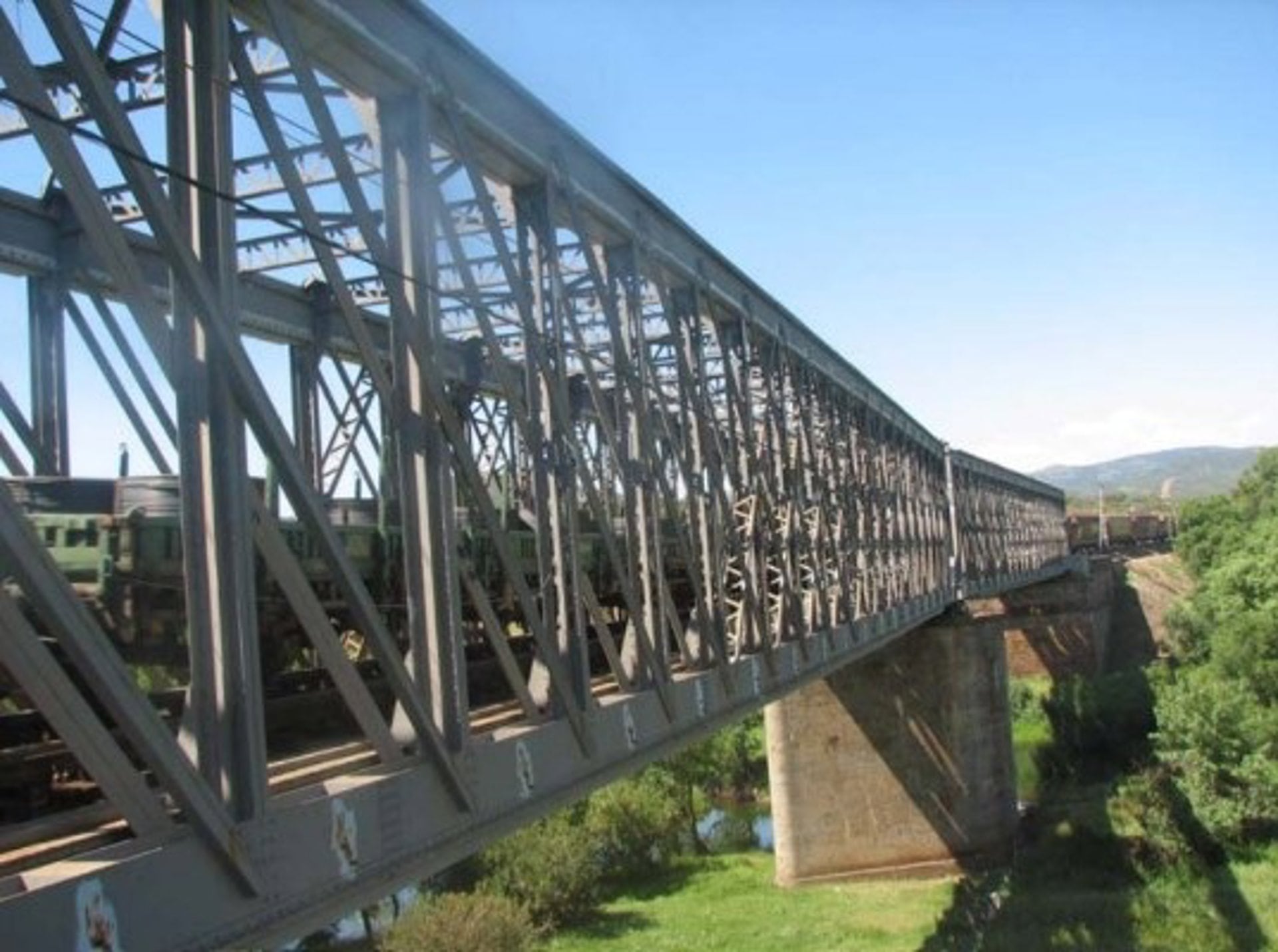 Puente metálico sobre el río Guarrizas, a la altura de Despeñaperros.