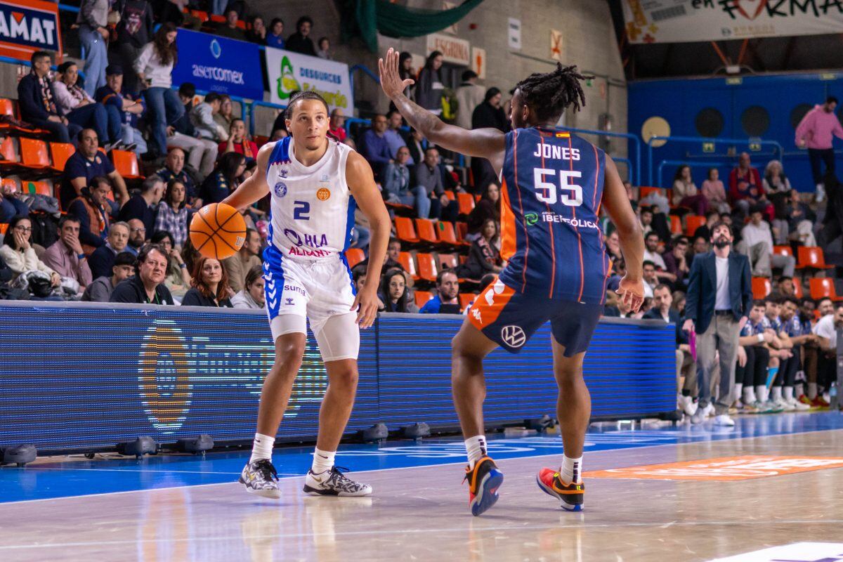 Jordan King trata de jugar un balón ante la defensa de Jones