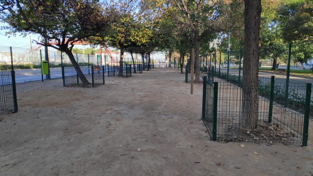 La nueva zona de socialización de perros está ubicada en la calle Ingeniero Fausto Elio, ubicada en el barrio de La Malvarrosa.