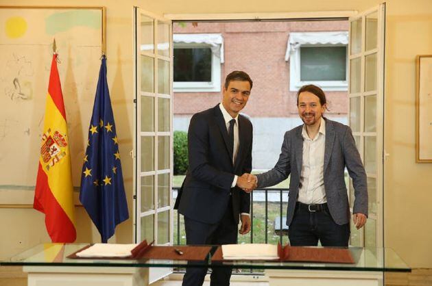 Pedro Sánchez y Pablo Iglesias, instantes antes de firmar en La Moncloa el acuerdo sobre los Presupuestos Generales del Estado para 2019, el 11 de octubre de 2018.