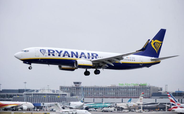  Fotografía de archivo de un avión de la aerolínea Ryanair cuando aterriza en el aeropuerto de Berlín