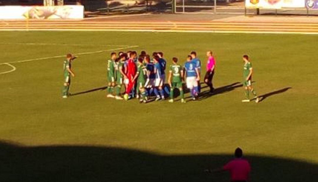 Momento en el que los dos equipos se enzarzaron. No fue a más