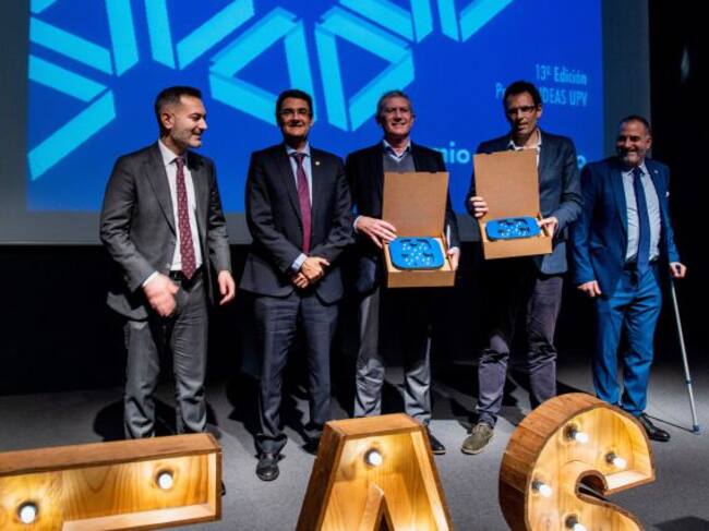 Eugenio Calabuig, presiente de Global Omnium (GO) y Jaime Barba Director de innovación disruptiva y transformación digital de GO recogen el premio honorífico IDEAS de la UPV
