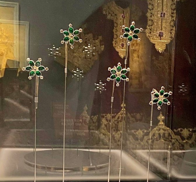 Las populares mariquillas que Joselito El Gallo le regaló a la Virgen de la Esperanza pudieron verse el año pasado en Cajasol durante la muestra la  ‘Ofrenda. Rosa. Corona. Oro’