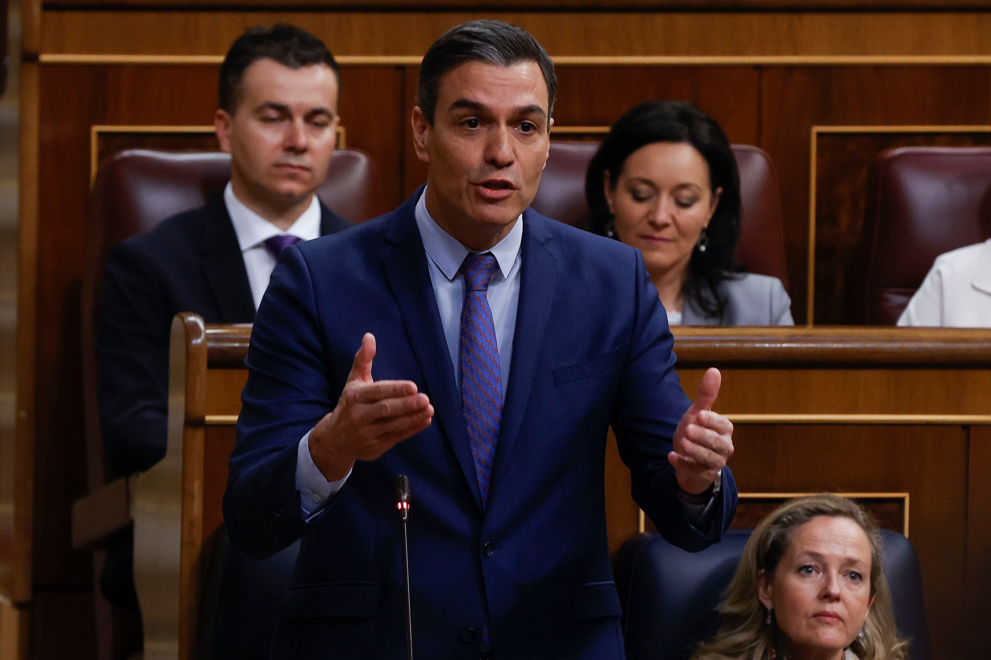 El presidente del Gobierno, Pedro Sánchez (i) interviene junto a la ministra de Economía y vicepresidenta primera Nadia Calviño (d) durante el Pleno del Congreso celebrado este miércoles