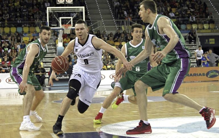 GRA489. LAS PALMAS DE GRAN CANARIA, 19/02/2015.- El escolta letón del Bilbao Basket, Dairis Bertans (c), inicia una entrada a canasta ante la oposición del pívot del Unicaja, Fran Vázquez (d), durante el partido de cuartos de final de la Cop del Rey de Ba