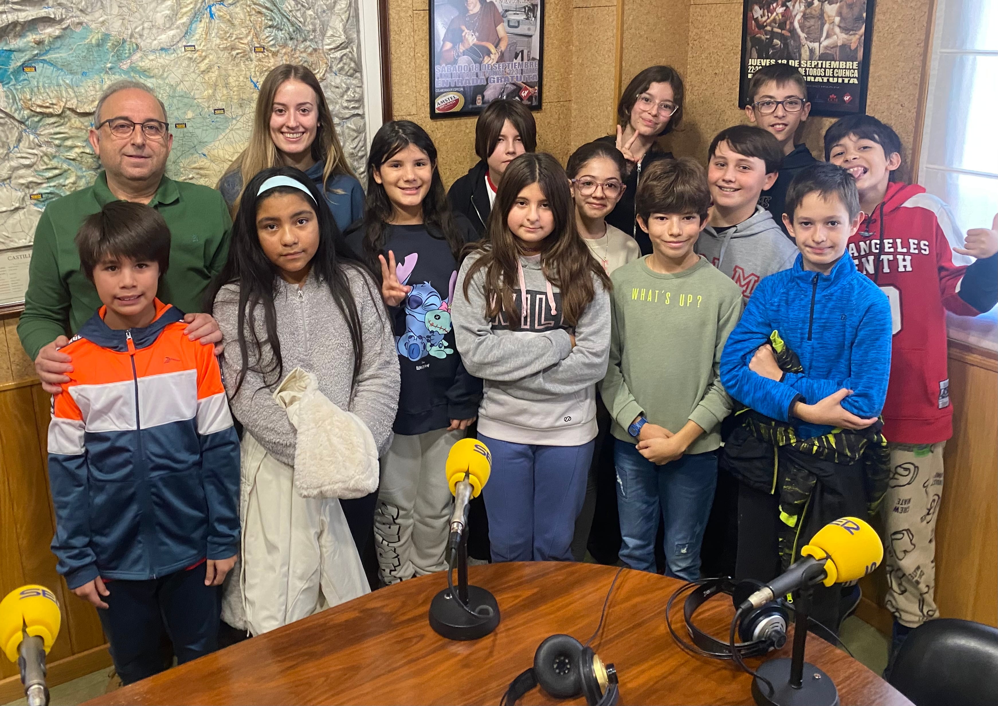 Alumnos de 6º de Primaria B del CEIP Fray Luis de León de Cuenca con su profesor Pedro Pablo Horcajada.