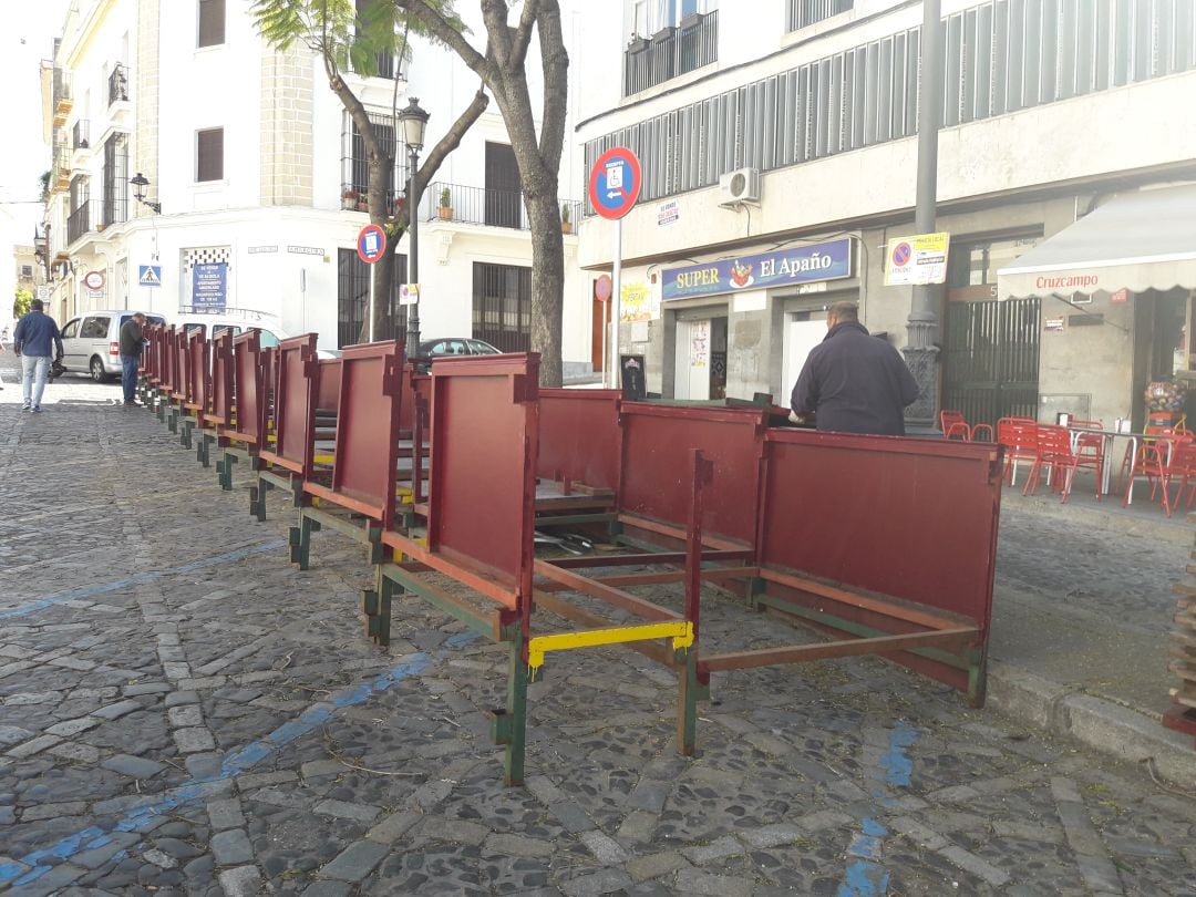 Montaje de los palcos de Semana Santa en la calle José Luis Díez