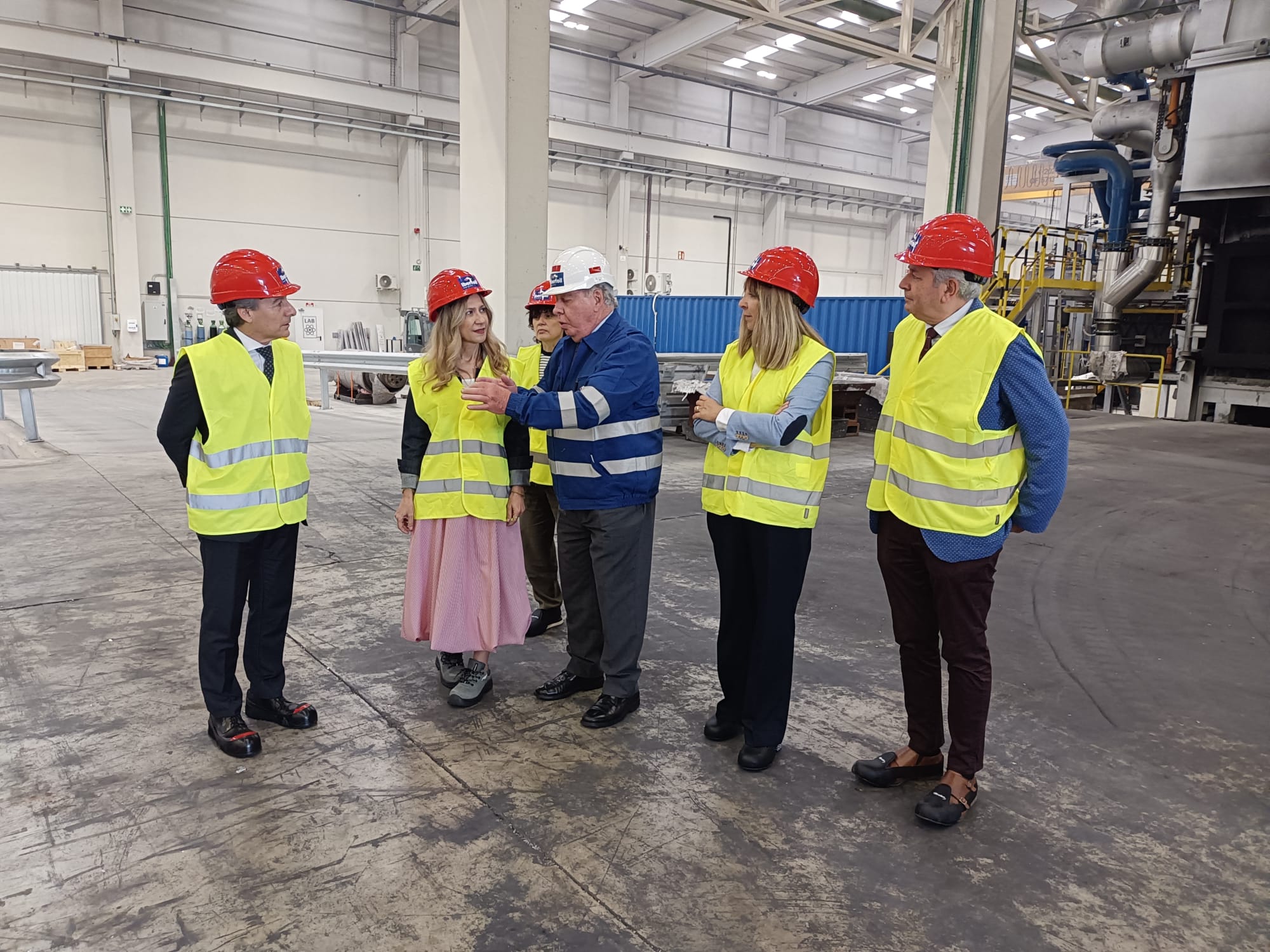 Visita de la vicepresidenta del Gobierno de Aragón, Mar Vaquero, el director general de Política Económica, Javier Martínez Suárez, y el subdelegado del Gobierno en Huesca, Carlos Campo, acompañados del presidente de Iberfoil y de Grupo Alibérico, Clemente González Soler, la alcaldesa de Sabiñánigo, Berta Fernández
