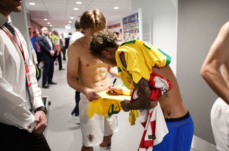 Modric y Neymar se intercambian las camisetas tras el amistoso entre Brasil y Croacia 