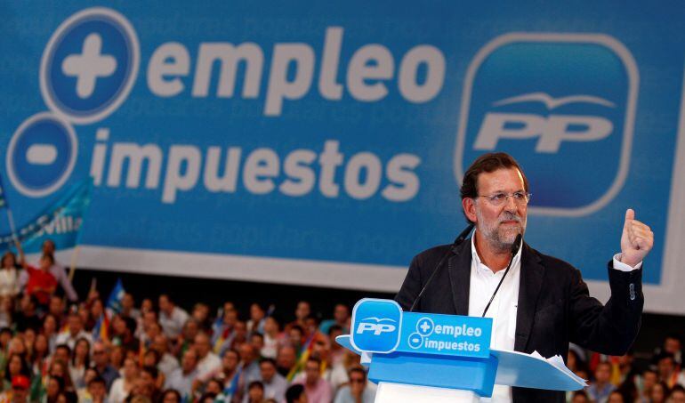 Rajoy, durante un acto de campaña en Dos Hermanas en 2009