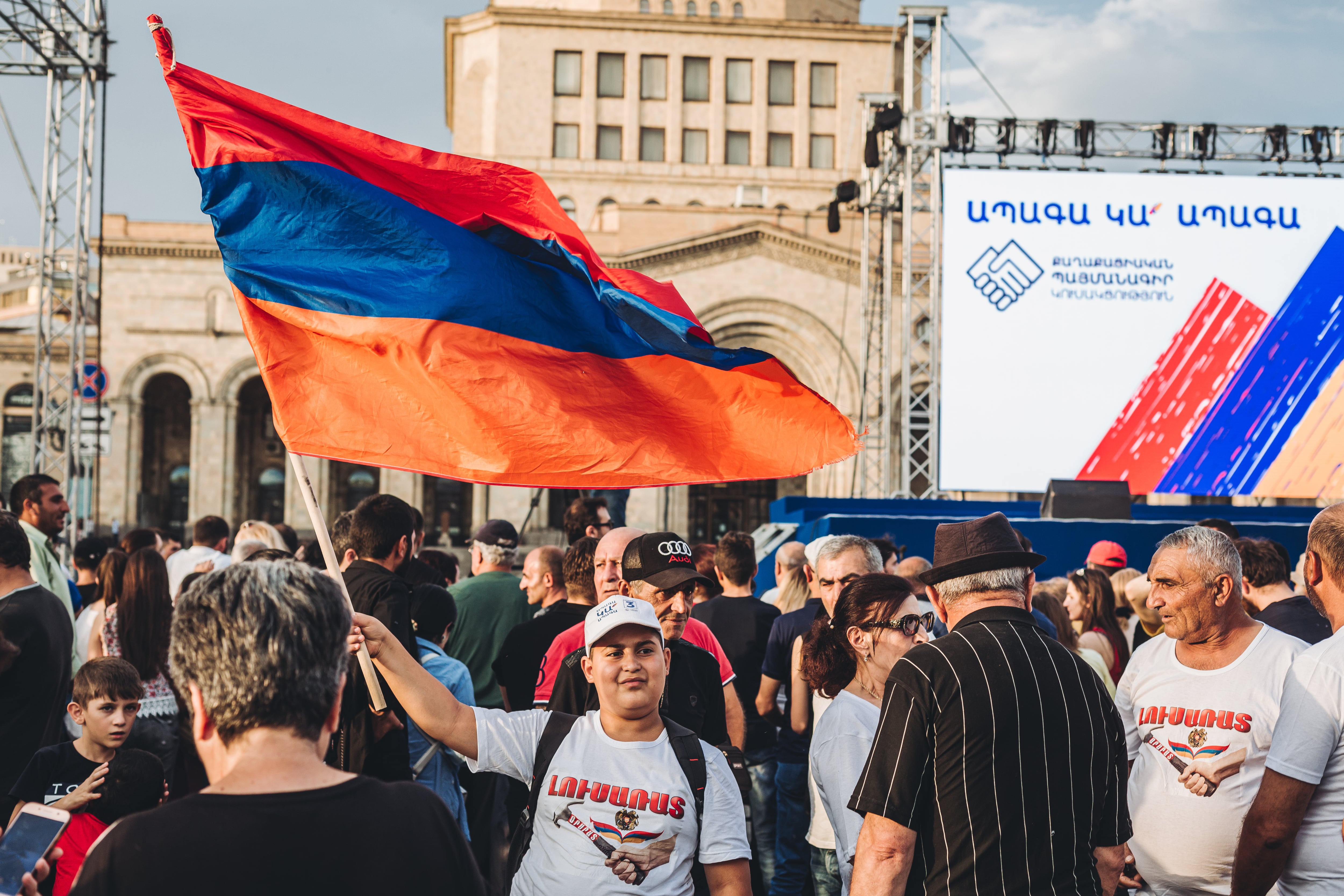 Un partidario del primer ministro, Nikol Pashinyán, ondea una bandera de Armenia en Ereván