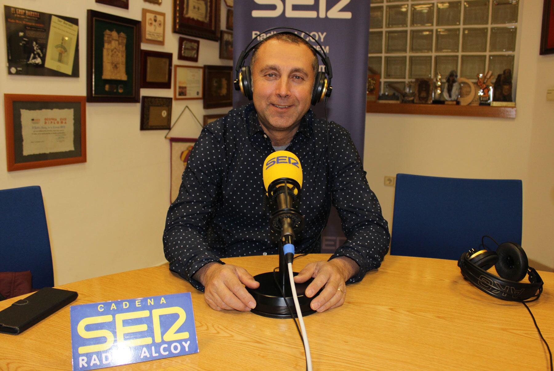 Enrique Moltó, en l'estudi central de Radio Alcoy