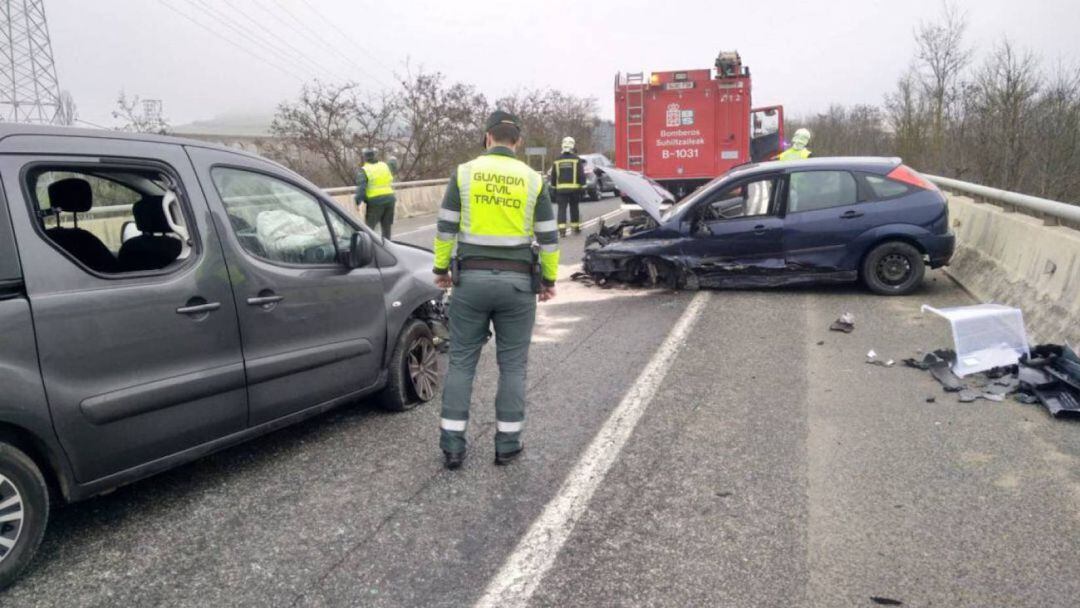 Agentes de la Guardia Civil y efectivos de bomberos intervienen en un accidente de tráfico