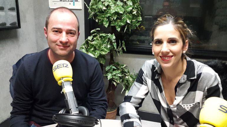 Patxi López, técnico municipal, y Beatriz Gámiz, edil de Cultura, Euskera y Juventud de Ermua