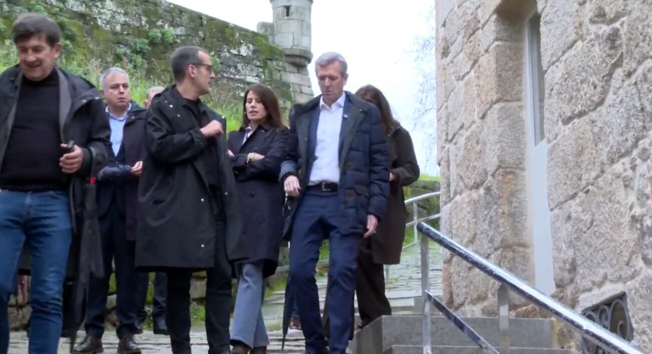 El presidente de la Xunta, Alfonso Rueda, y la conselleira de Vivenda, María Martínez Allegue, visitan el Casco Vello de Vigo