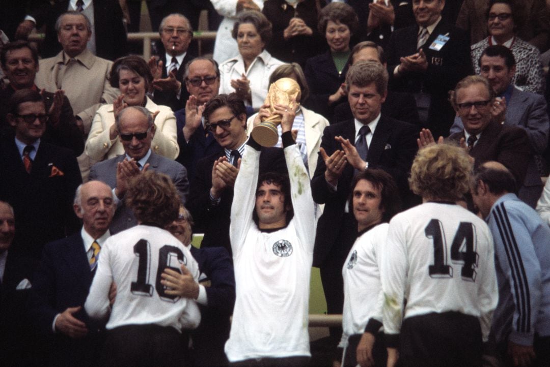 Gerd Müller como campeón del mundo con la selección de Alemania en 1974