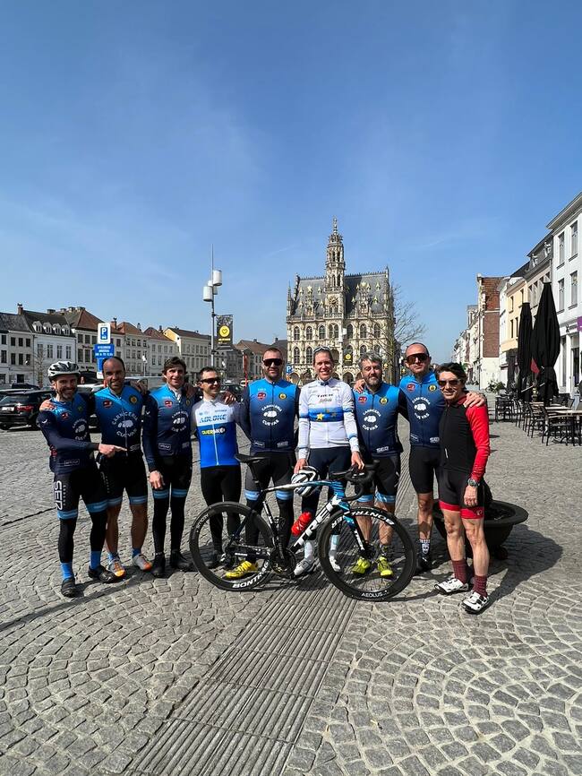 Los integrantes de la aventura flamenca con la campeona de Europa y ex campeona del mundo, Ellen van Dijk