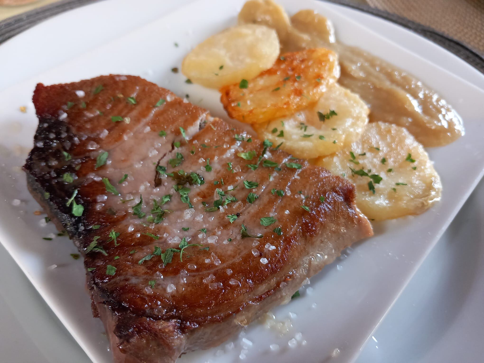 Tarantelo a la plancha con patatas panaderas y salsa de uva